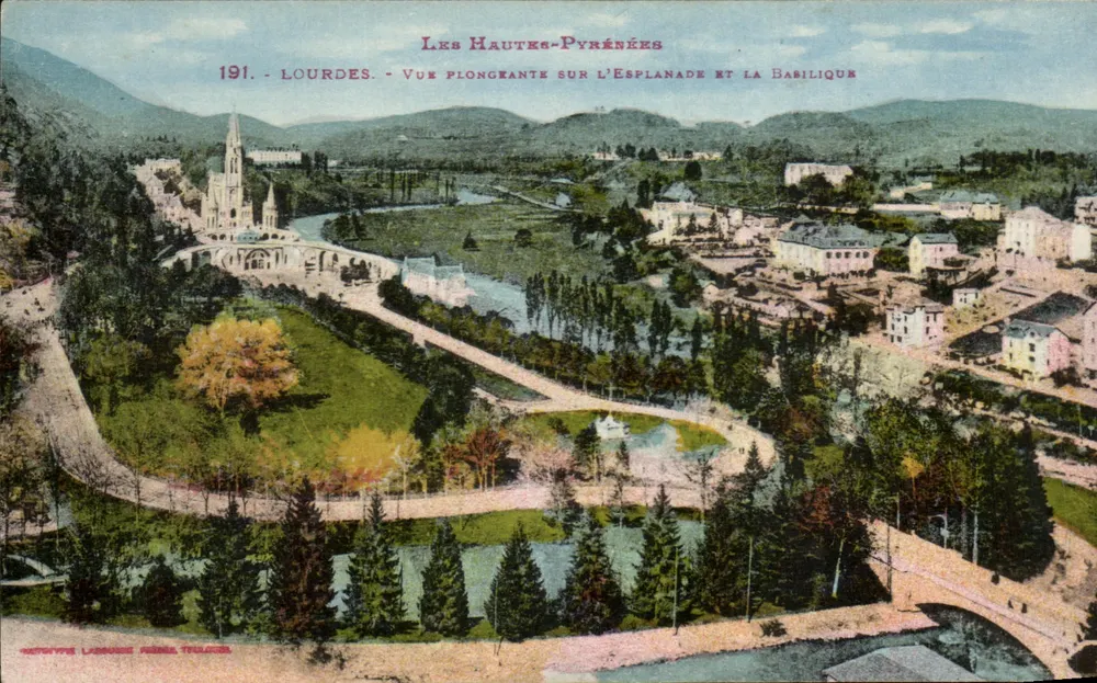 Lourdes — Vista aérea da Esplanada e da Basílica — Editor Léonard Pelle Toulouse - Frente