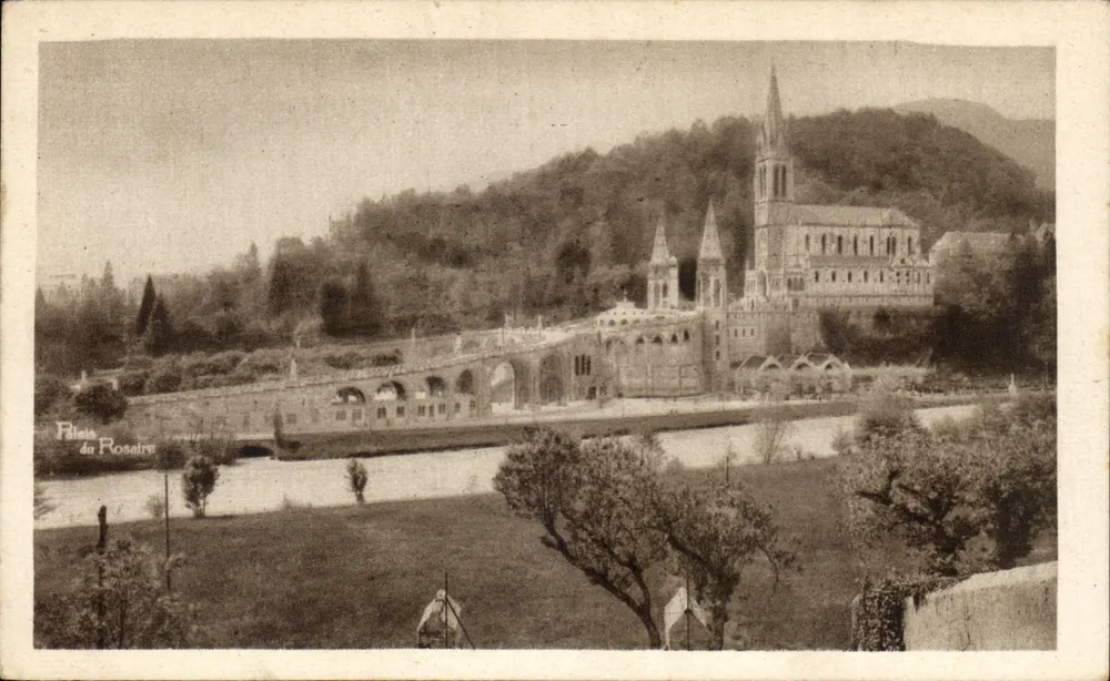 Lourdes — A Basílica, vista lateral — Édition du Palais du Roseire - Frente