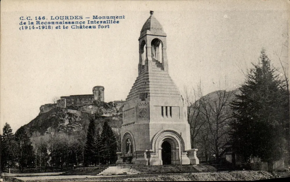 Lourdes — Monument de la Reconnaissance Interalliée (1914-1918) und das Schloss - Vorderseite