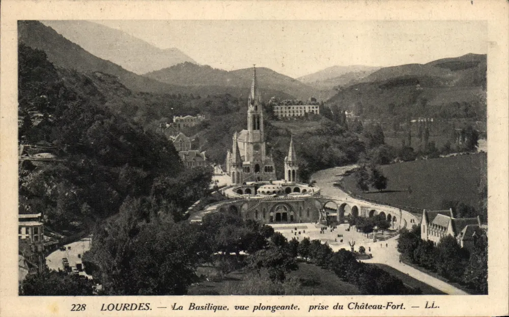 Lourdes — Die Basilika, Vogelperspektive, Aufnahme vom Schloss-Fort — LL. — Nr. 228 - Vorderseite