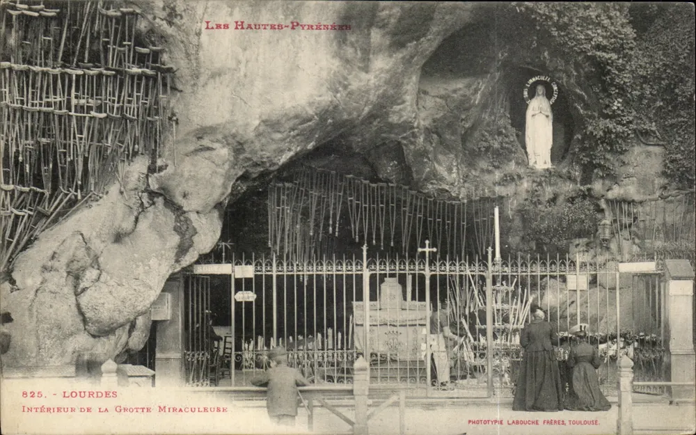 Lourdes — Interior da Gruta Milagrosa — Fototipia Labouche Frères, Toulouse - Frente