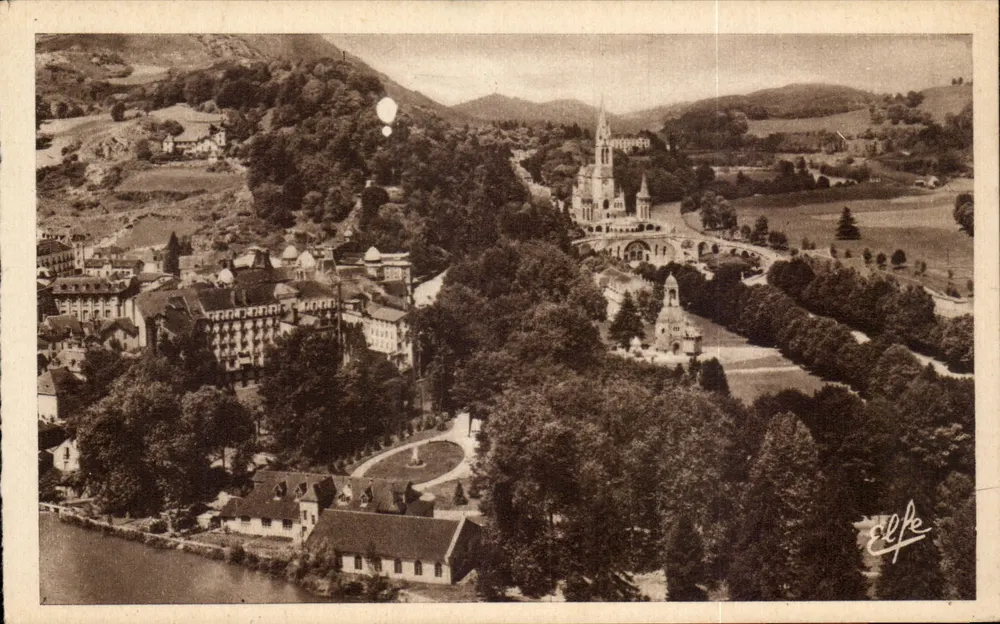 Lourdes — Panoramablick auf den Calvary und die Basilika — Verlag: Editions Pyrénées-Océan, Toulouse - Vorderseite