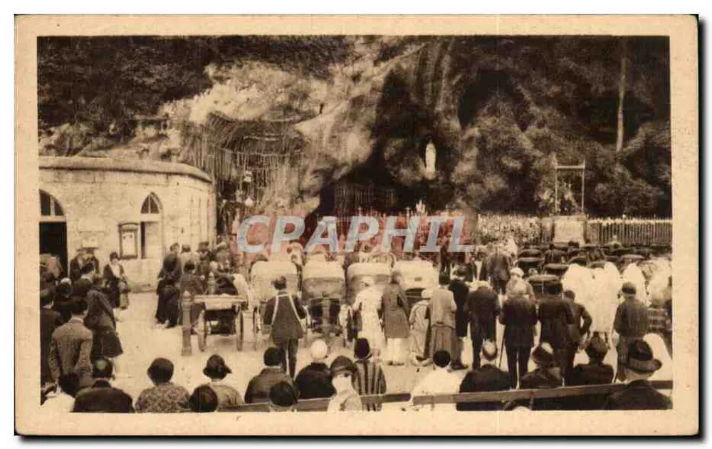 Lourdes — Doentes diante da Gruta — Edit. F. Dosset - Lourdes - Frente