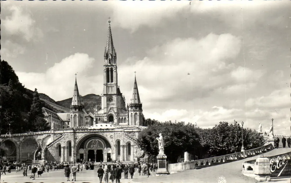 Lourdes (H.P.) — A Esplanada e a Basílica — Editor Elcie - Frente