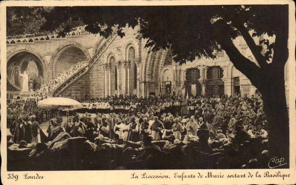 Lourdes — Die Prozession. Kinder Marias, die aus der Basilika kommen — C° des Arts Photomecanique, Straßburg - Vorderseite