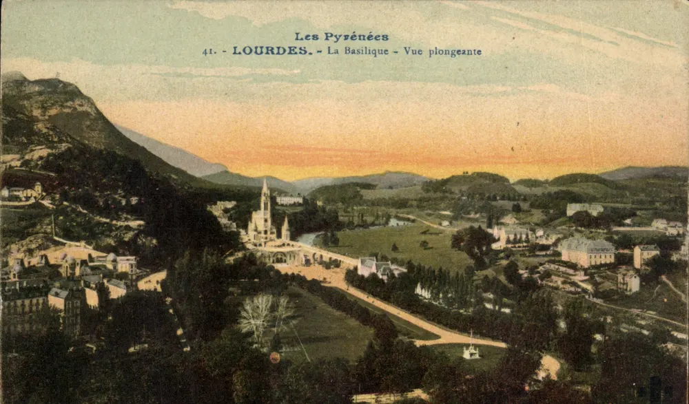 Lourdes - La Basilique - Vue plongeante — Les Pyrénées, n°41 - Recto