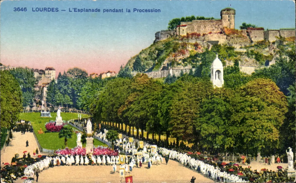 LOURDES — A Esplanade durante a Procissão — Foto Cromada A.D.I.A. Nice - Frente