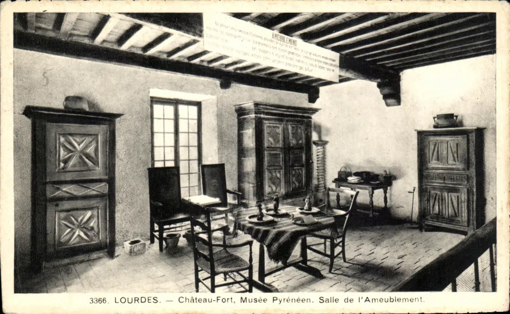 Lourdes — Schloss, Pyreneen-Museum. Zimmer mit Möbeln. - Vorderseite