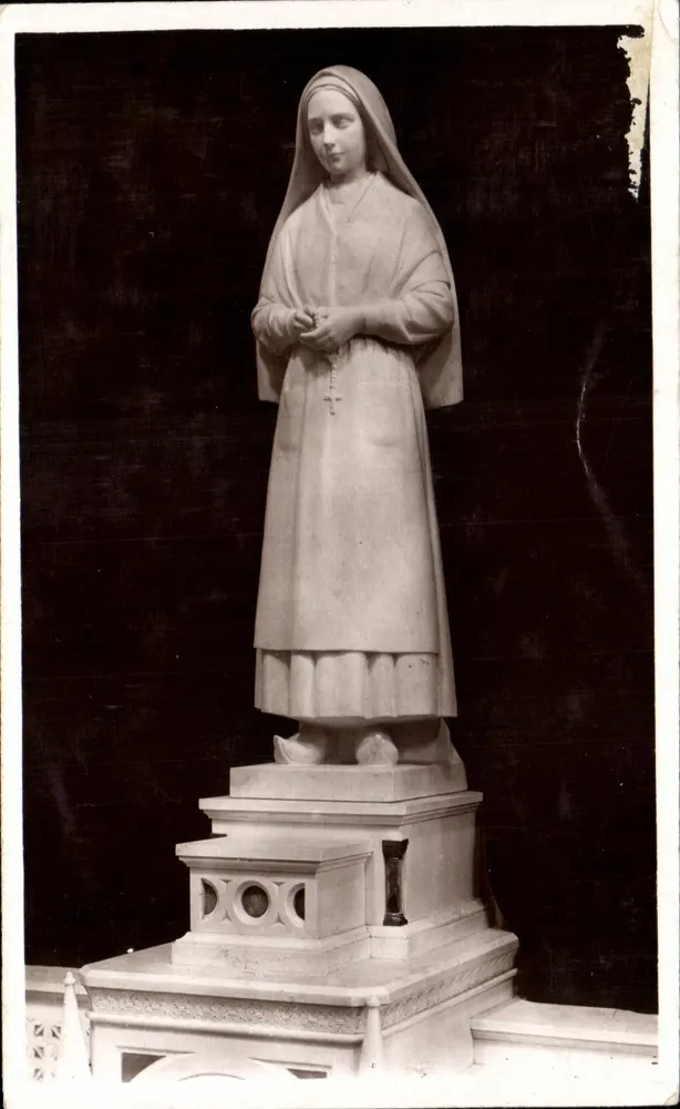 Statue der Heiligen Bernadette — Pfarrkirche von Lourdes — Skulptur von Michelet - Vorderseite