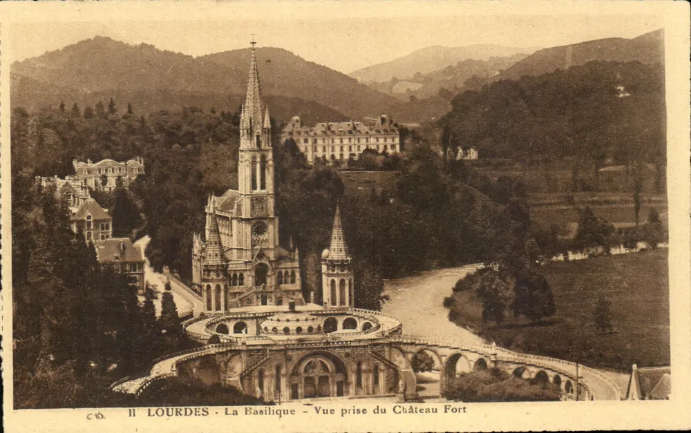 Lourdes - Die Basilika - Ansicht vom Schloss - Vorderseite