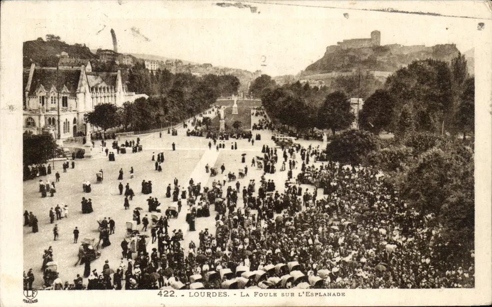 Lourdes - A Multidão na Esplanada — editor Laroche Frères, n° 422 - Frente