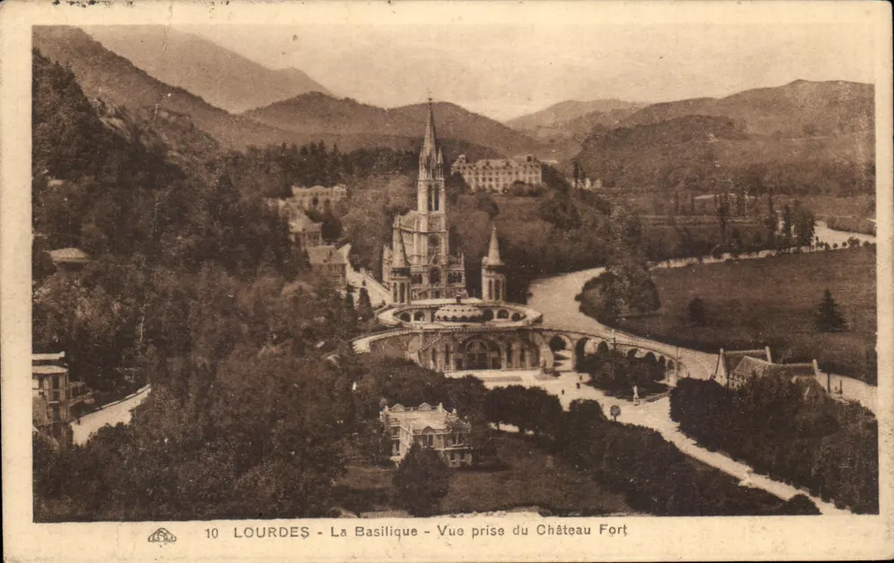 Lourdes - Die Basilika - Ansicht vom Festungsschloss - Vorderseite