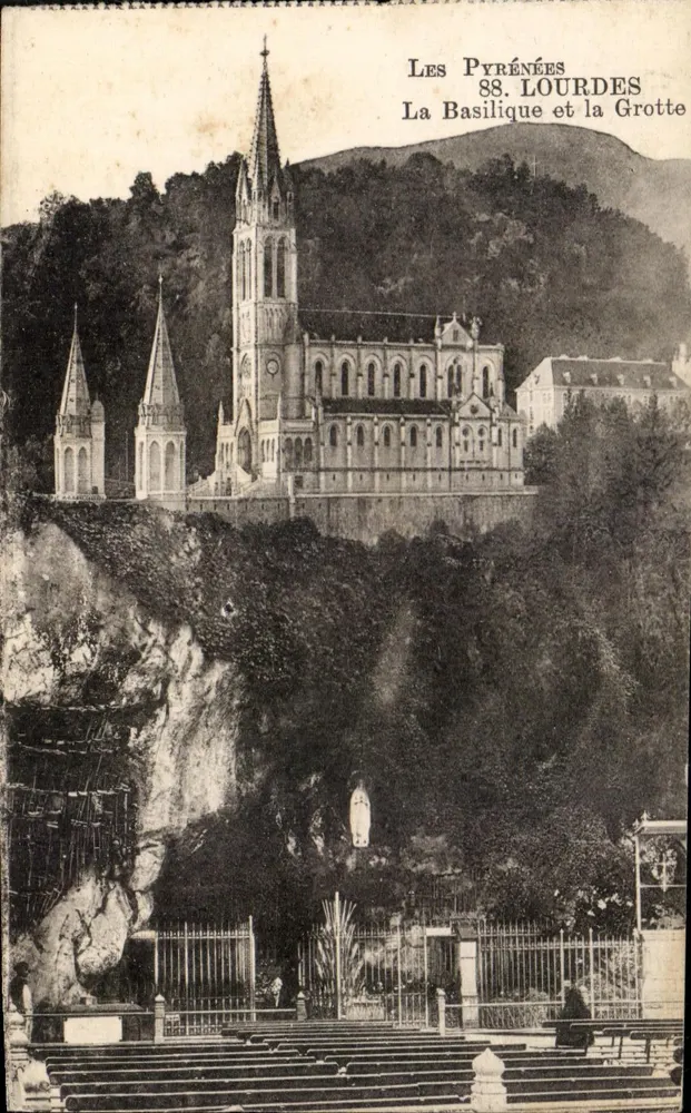 Lourdes — A Basílica e a Gruta — Os Pirineus - Frente