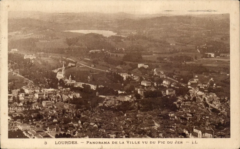 Lourdes — Panorama der Stadt vom Pic du Jer aus — LL - Vorderseite