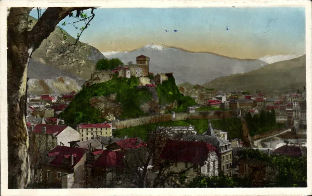 Lourdes — O Castelo-Forte e o Pic du Jer — Edição P. DOUET Lourdes - Frente