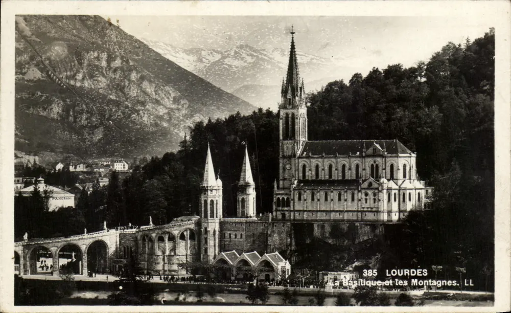 Lourdes — A Basílica e as Montanhas — Pansdram, n°385 - Frente