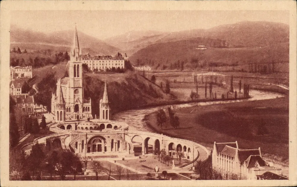 Lourdes — A Basílica vista do Castelo-Forte — Edição P. Doucet - Frente