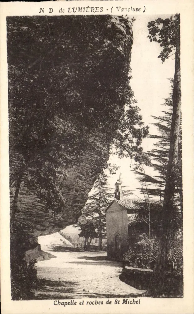 Kapelle und Felsen von St Michel — Lumières (Vaucluse) - Vorderseite