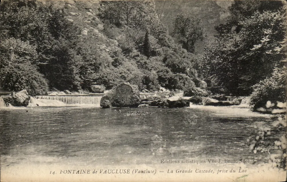 Fontaine de Vaucluse (Vaucluse) — Ansicht der Grande Cascade vom See — Künstlerische Ausgaben Vve J. Brun, Suce, Carpentras - Vorderseite