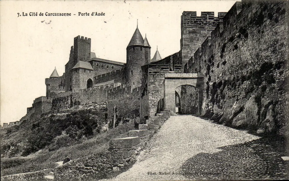 Cidade de Carcassonne — Porta de Aude — Foto. Michel Jordy, Editor de Carcassonne - Frente
