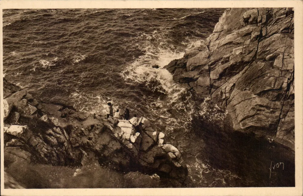 Costa rochosa com ondas — vista do mar — J. VON - Frente