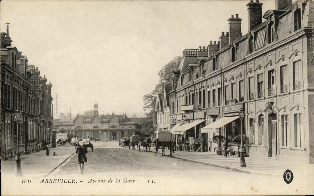 Abbeville — Avenida da Gare — editor Levy Frères & Cie, Paris, n° 1100 - Frente