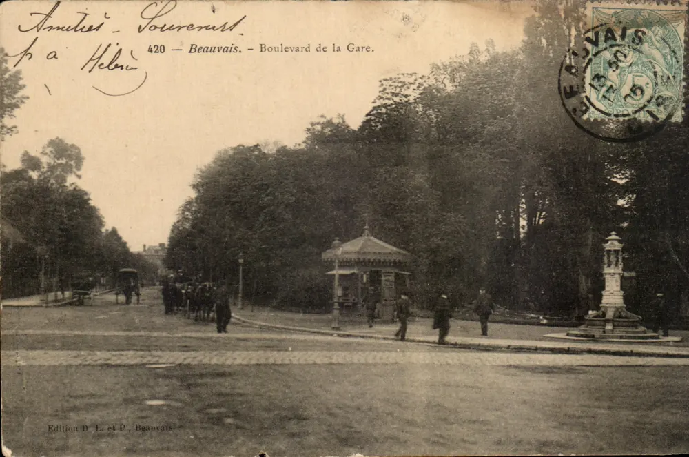Boulevard de la Gare — scène urbaine avec kiosque et fontaine — Édition D. E. et P. Beauvais, n° 420 - Frente