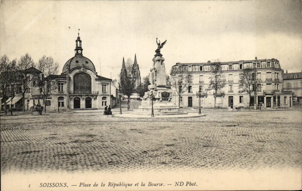 Soissons — Place de la République e a Casa de Cambio — ND Phot. - Frente
