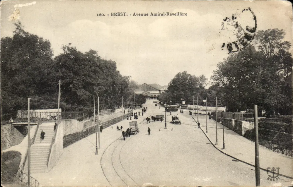 Brest - Avenida Amiral-Reveillère — vista panorâmica com trêm e pedestres — editor Brest, n° 160 - Frente