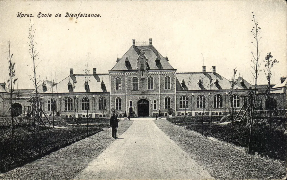 Ypres. Escola de Bem-Estar. — Editor: Carte Postale (verso). - Frente