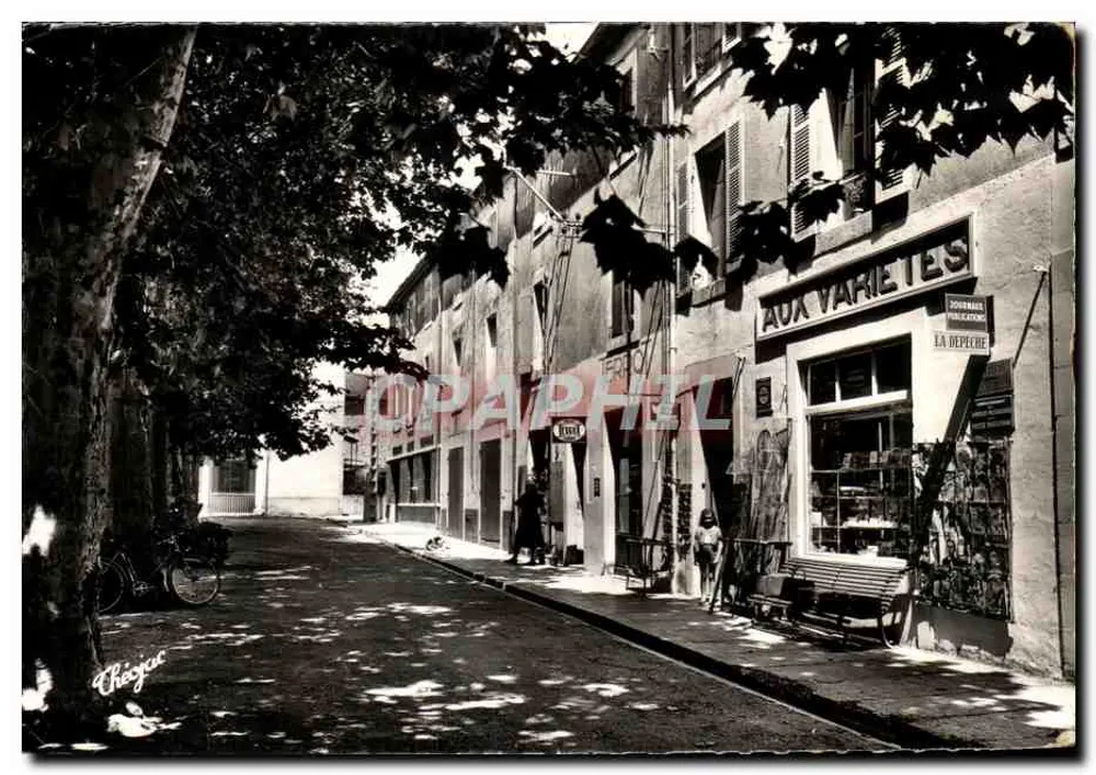 Schattige Straße in Prayssac — Laden 'Aux Variétés' und 'La Dépêche' — Chegjec - Vorderseite
