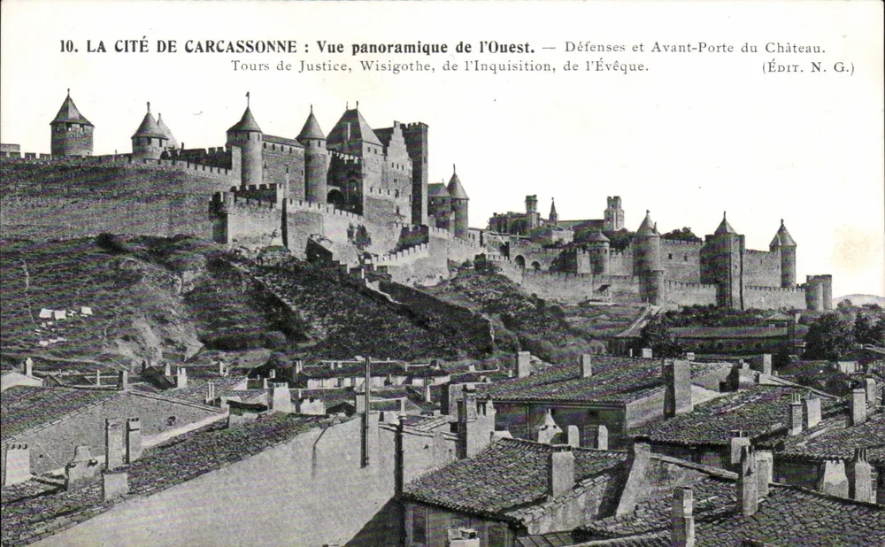 Carcassonne: Panoramablick von Westen — Verteidigungen und Vorportal des Schlosses. (Verlag N.G.) - Vorderseite