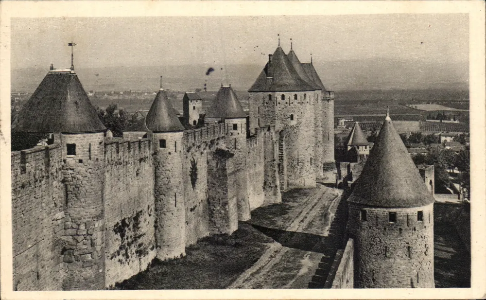 Carcassonne — As lices altas — Serv. Comercial, Grande Palácio, Av. Alexandre-III, Paris - Frente