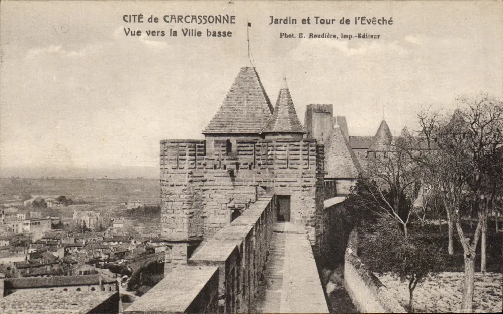 Cidade de Carcassonne — Vista para a Cidade Baixa — Jardim e Torre do Bispo — Fot. E. Roudière, Imp.-Editora - Frente