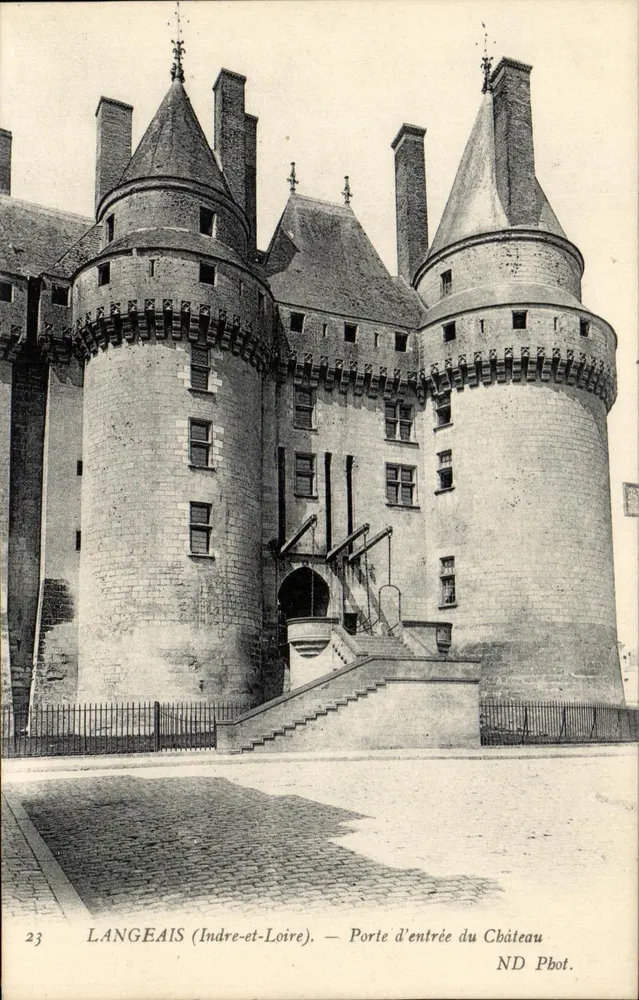 Langeais (Indre-et-Loire) — Porta de entrada do Castelo — ND Pbot. - Frente