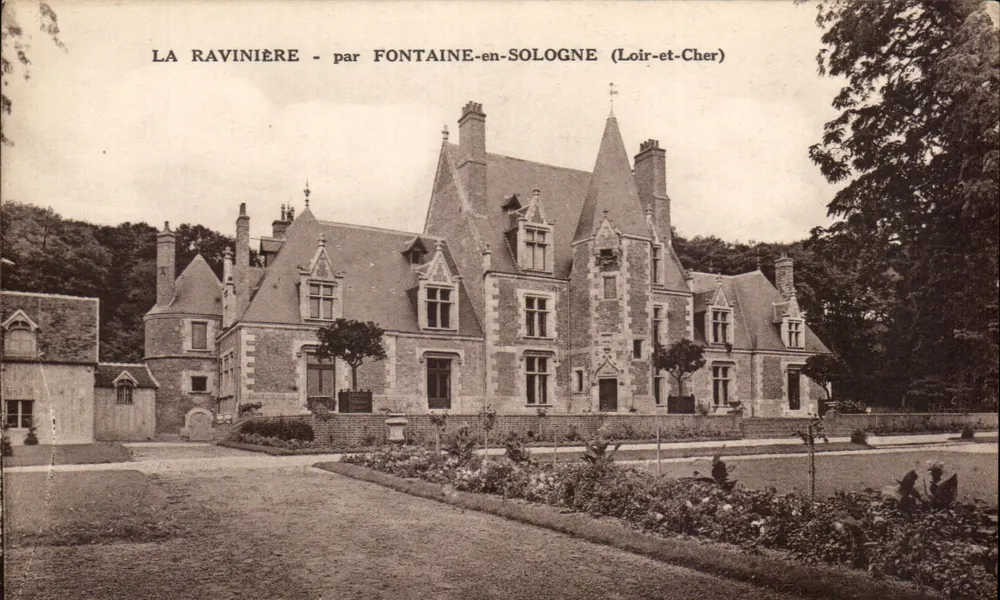 La Ravinière - bei Fontaine-en-Sologne (Loir-et-Cher) — Schloss mit Schieferdächern und Gärten - Vorderseite