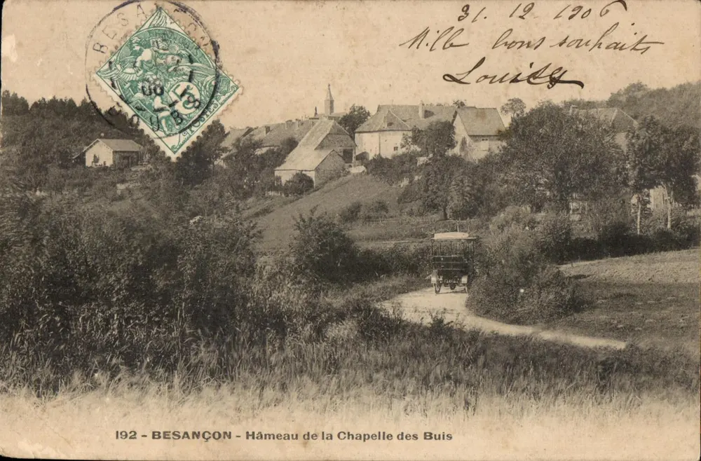 BESANÇON - Hameau de la Chapelle des Buis — vue du village avec une voiture sur une route de campagne, éditeur IMPRIMÉ SUR LA CARTE : 192 - BESANÇON - Vorderseite