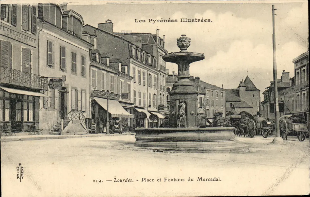 Lourdes - Platz und Fontaine du Marcadal — Les Pyrénées Illustrées, Nr. 219 - Vorderseite