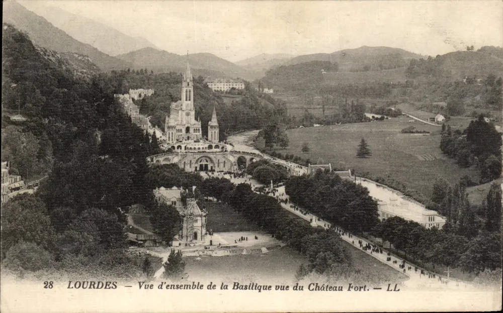 Lourdes — Überblick über die Basilika vom Festungsschloss aus — LL - Vorderseite