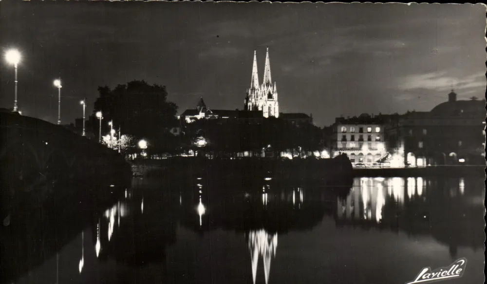 Bayonne in der Nacht — Die beleuchtete Kathedrale — L. LAVIELLE - Vorderseite