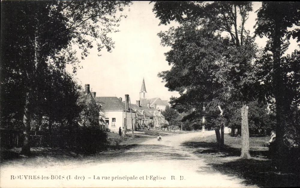 Rouvres-les-Bois (Indre) — Die Hauptstraße und die Kirche — R. B. - Vorderseite