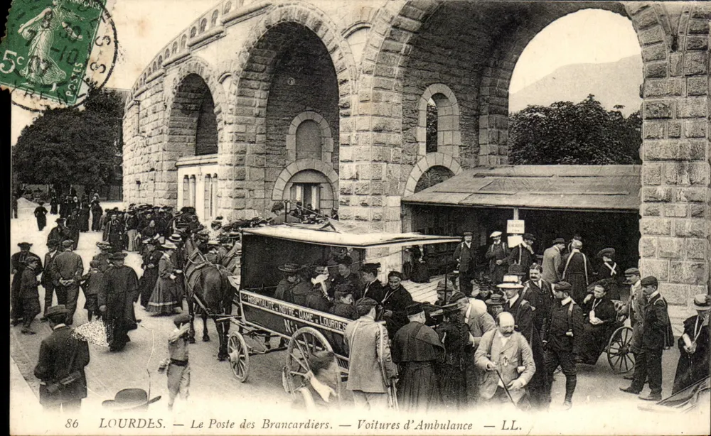 Lourdes — Le Poste des Brancardiers — Ambulanzwagen — LL. - Vorderseite