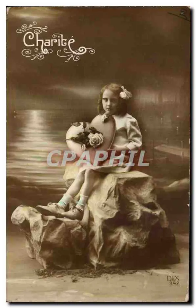 Kleine Mädchen sitzt auf einem Felsen — Studio-Portrait — Charité, Serie DIX 392 - Vorderseite