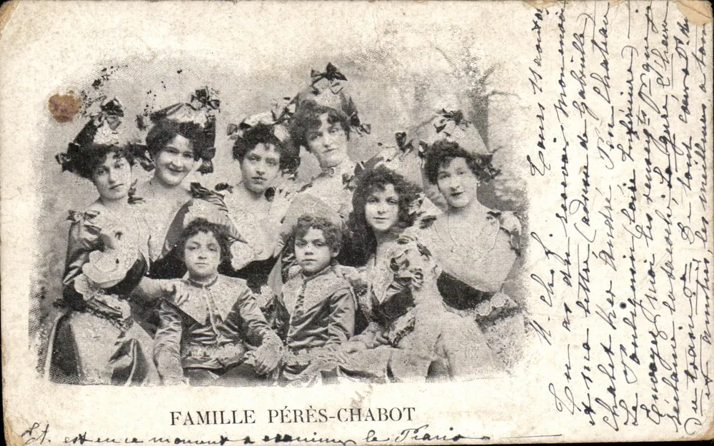 Famille Péréès-Chabot — portrait de groupe en tenue d'époque — éditeur non visible, n° de série non lisible - Vorderseite