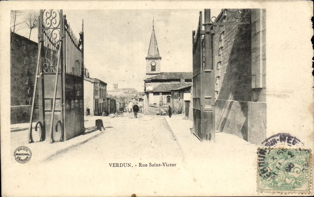 Verdun - Rue Saint-Victor — vista da rua com igreja e grade ornada — Fot. Marchal, Verdun - Frente