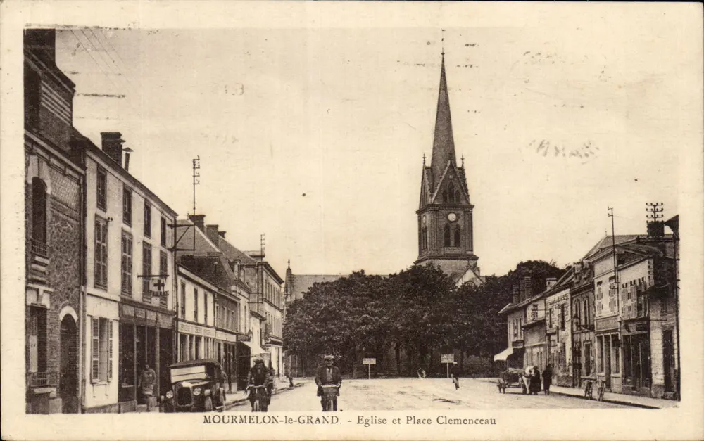 Mourmelon-le-Grand - Kirche und Clemenceau-Platz — unbekannter Verlag, Seriennummer nicht sichtbar - Vorderseite