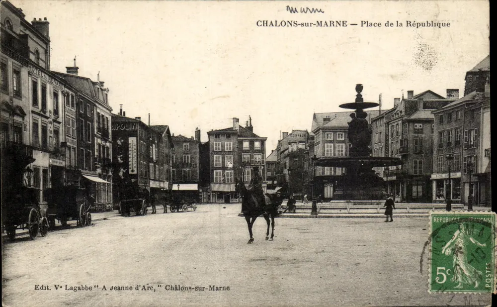 Châlons-sur-Marne — Praça da República — Edit. V. Lagabbe 'A Jeanne d'Arc' - Frente
