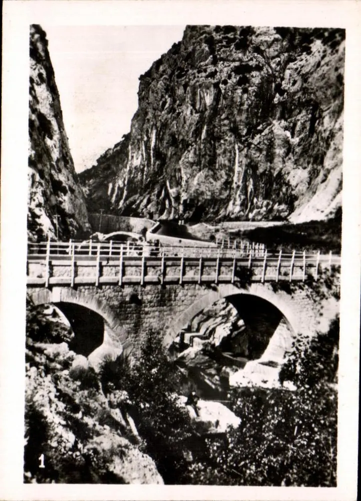 Ponte sobre o rio em um cânion — editor desconhecido, n° de série 1 - Frente