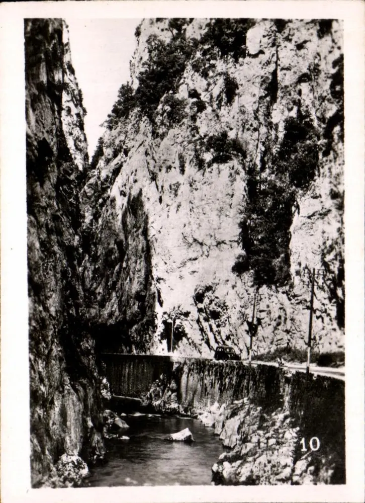 Gorges da Ardeche — vista da estrada e do rio — série 10 - Frente