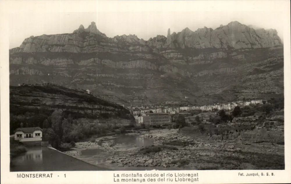 Montserrat — Blick auf den Berg vom Fluss Llobregat — Foto. Junqué, Q. S. B. - Vorderseite